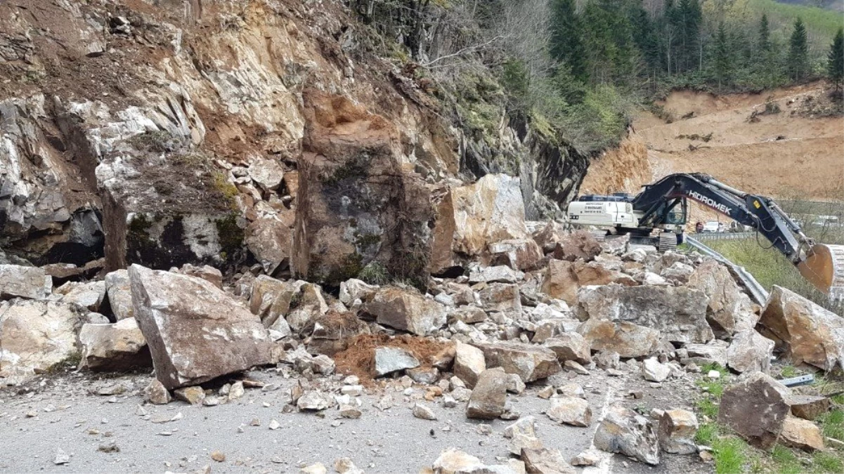 Dereli-Şebinkarahisar Yolunda Heyelan