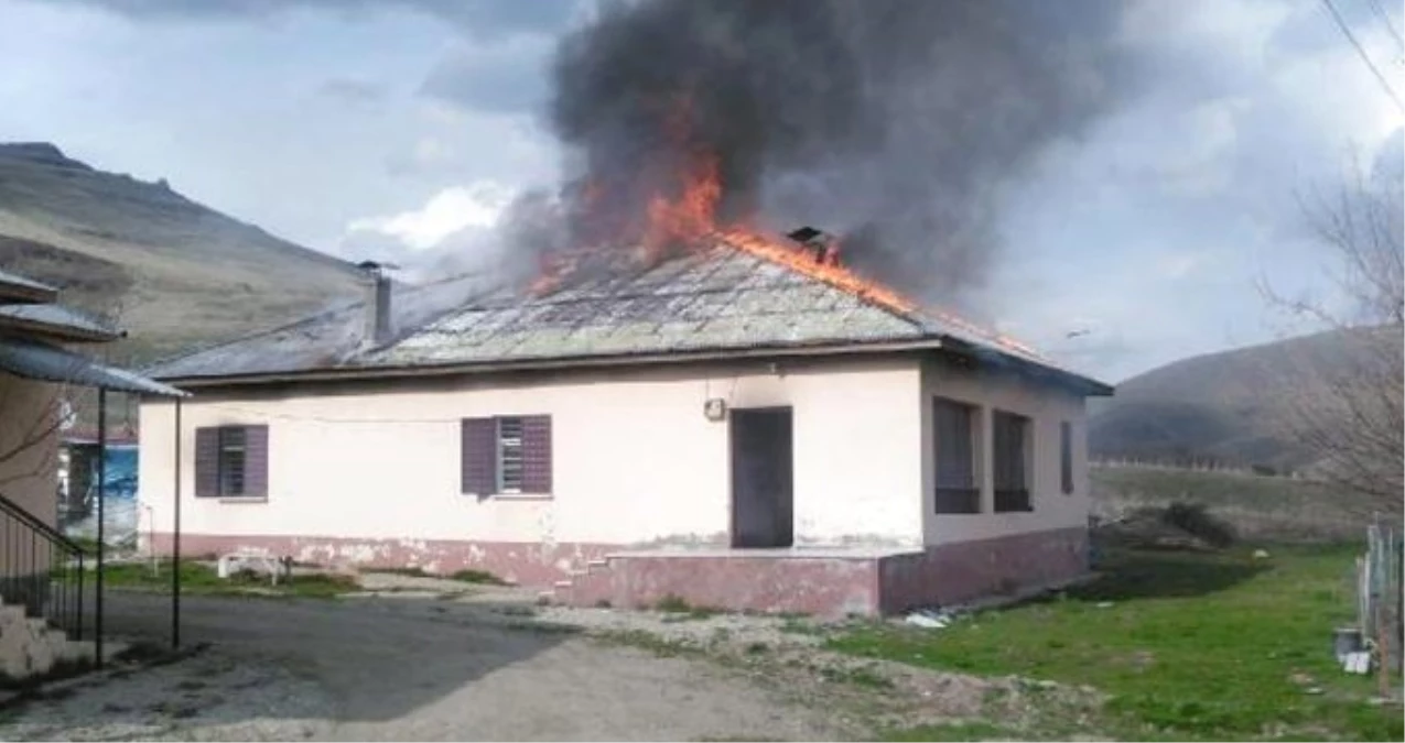 Eşine Sinirlenip Evi Ateşe Veren Adam, Yangına Müdahale Etmek İsteyen Ekiplere Tepki Gösterdi