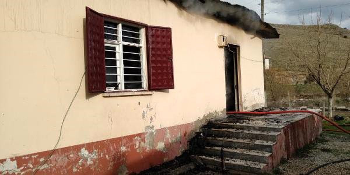 Eşiyle Telefonda Tartışan Kişi, Evi Yaktı; \'İtfaiye Ekiplerine Neden Geldiniz\' Dedi