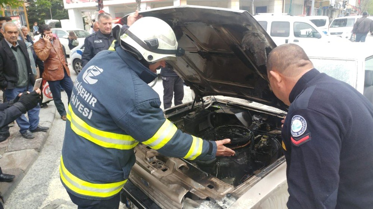 Eskişehir\'de Seyir Halindeki Otomobil Alev Aldı