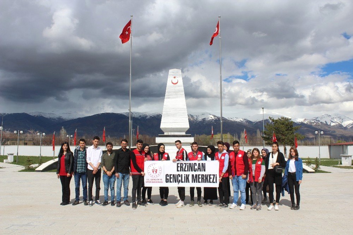 Gençler Şehitler İçin Dua Ettiler