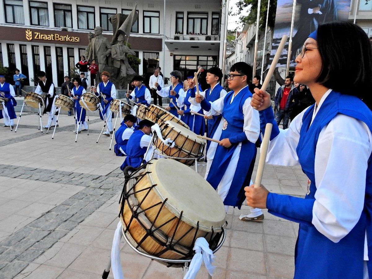 Güney Koreli Öğrencilerden Çeşme\'de Unutulmaz Gösteri