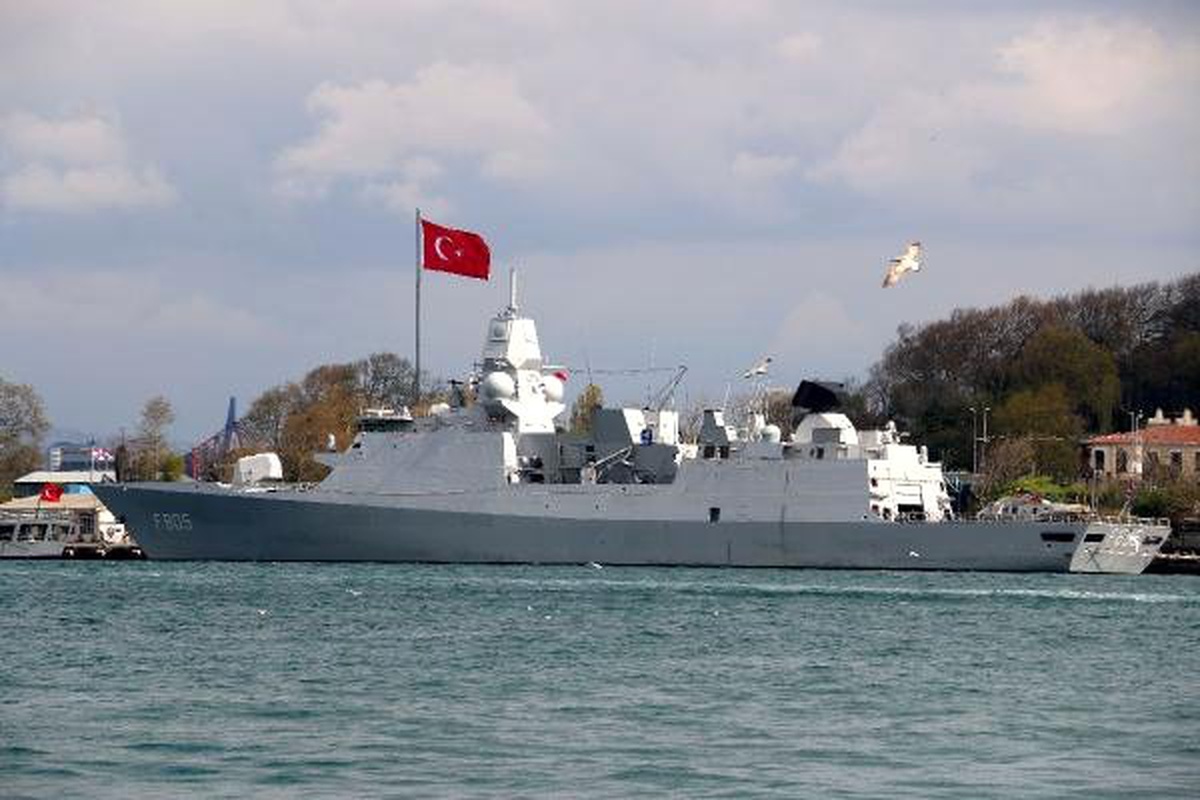 Hollanda Kraliyet Donanması Gemisi İstanbul\'a Demirledi