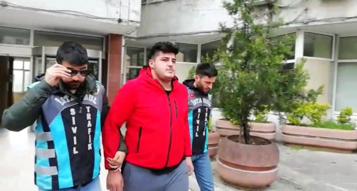 İstanbul\'da Sevgilisiyle Tek Teker Üzerinde Terör Estiren Maganda Yakalandı
