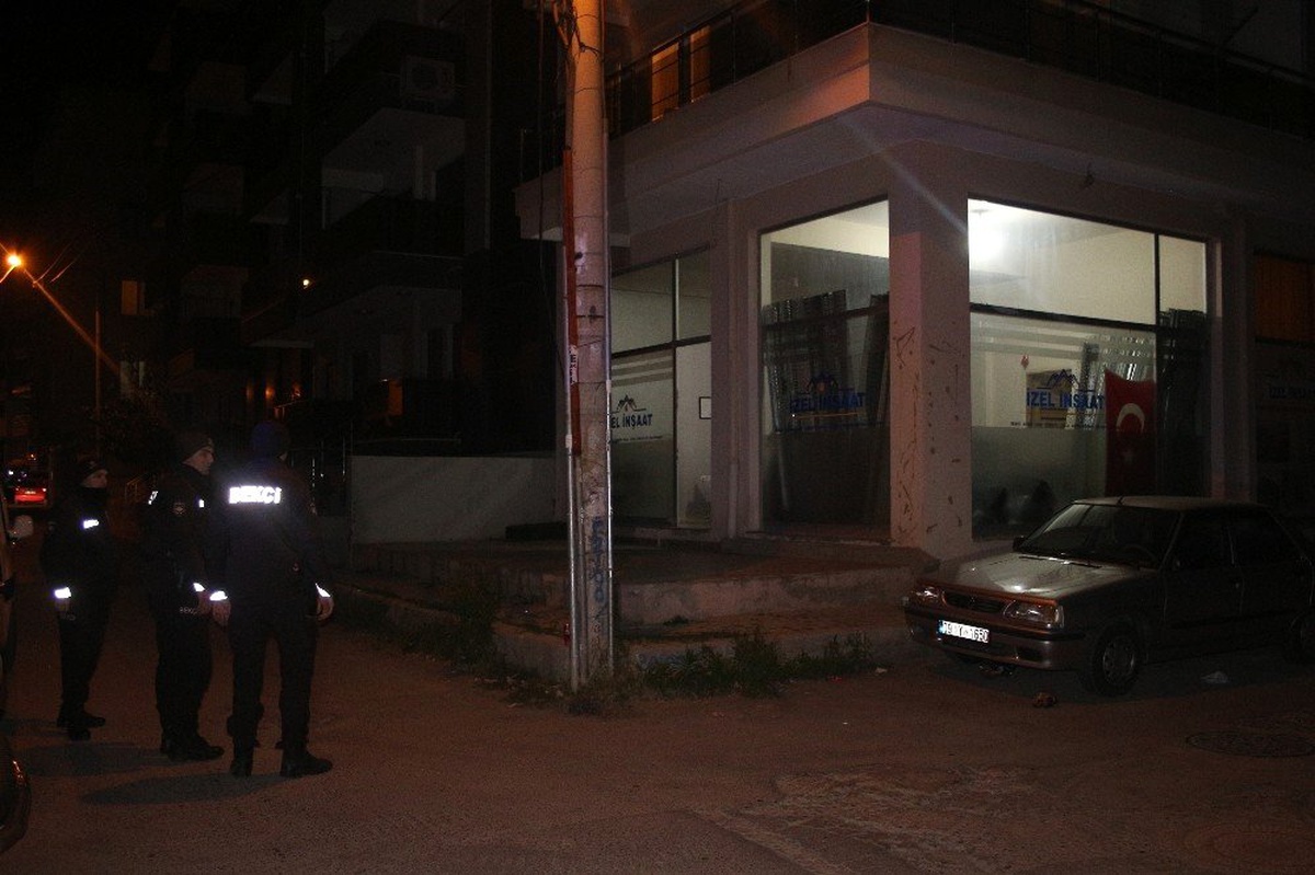 İzmir\'de İki Kişi Arasında Çıkan Tartışma Kanlı Bitti: 1 Ağır Yaralı