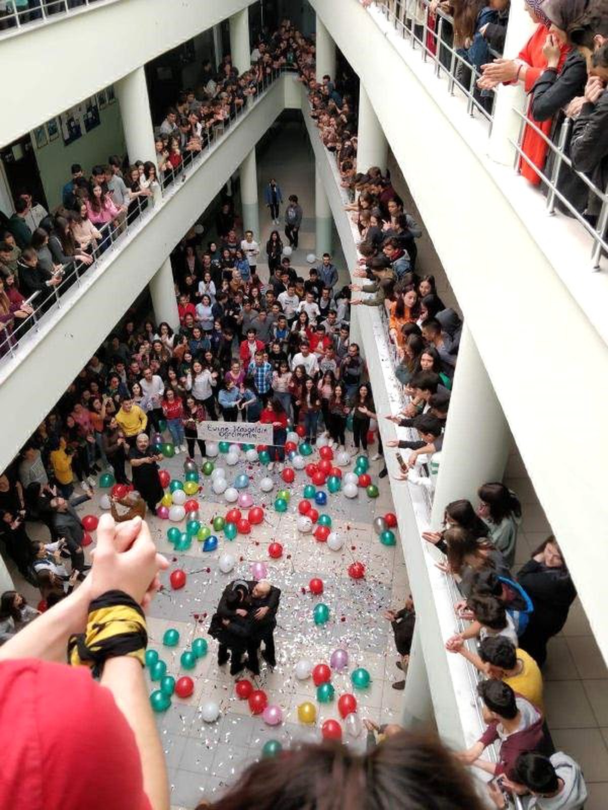 Kanseri Yenen Öğretmene Okulunda Gözyaşartan Karşılama
