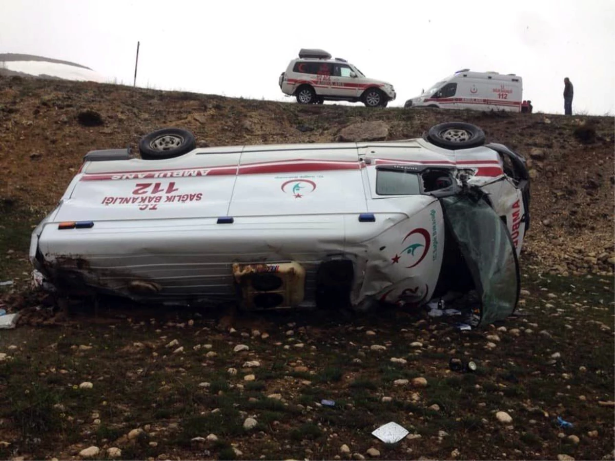 Karaman\'da Ambulans Şarampole Devrildi: 3 Yaralı