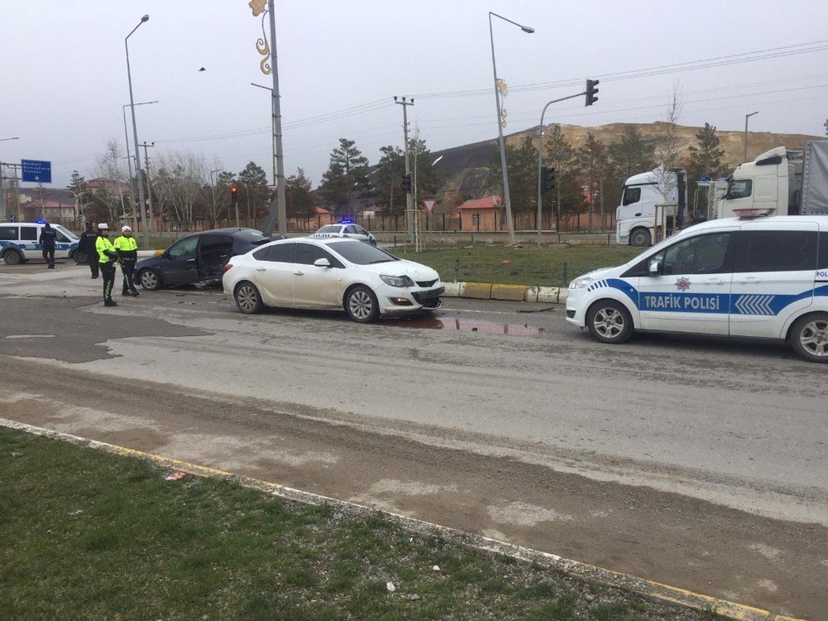 Kırmızı Işık İhlali Kazaya Neden Oldu