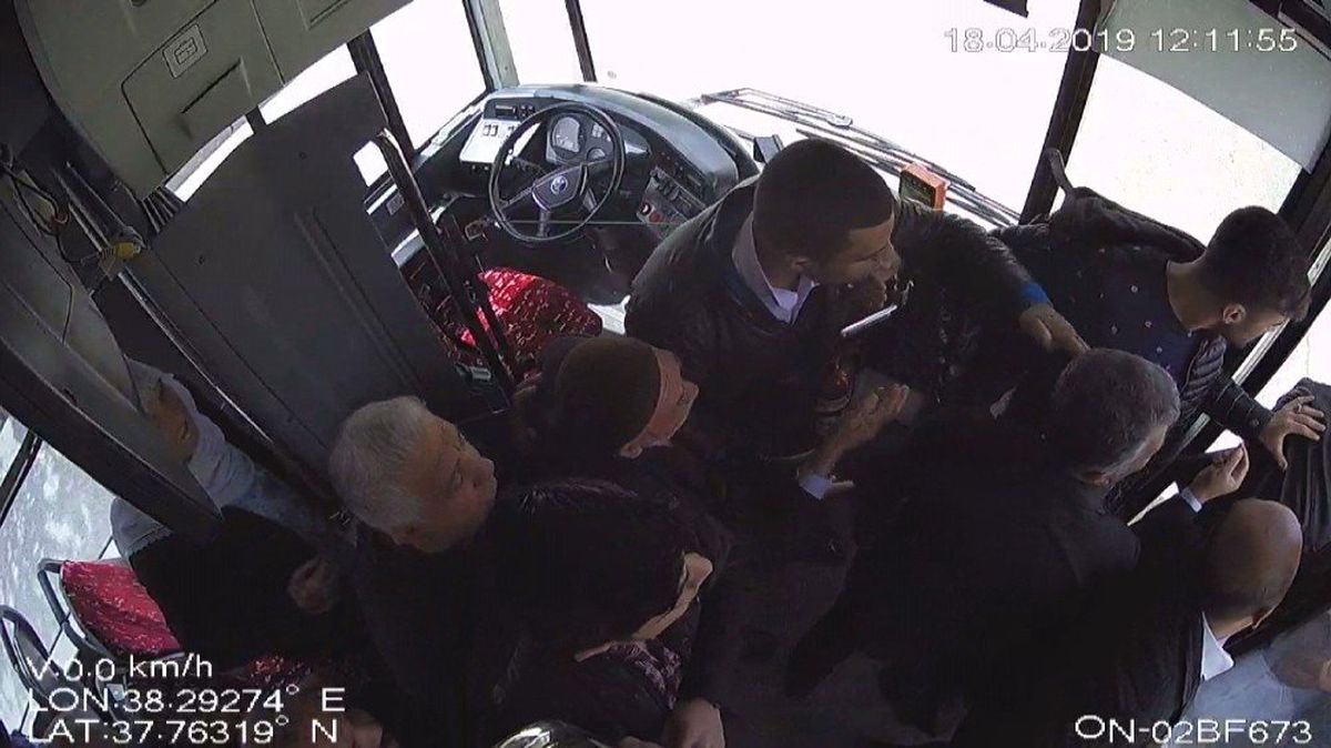 Minibüs Şoförü ile Yolcu Arasındaki Kavga Kamerada