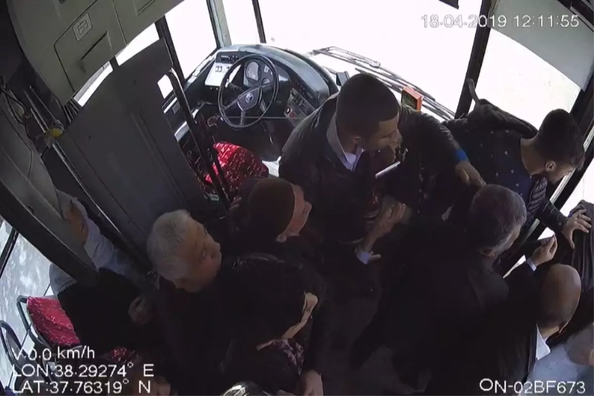 Minibüs Şoförü ile Yolcu Arasındaki Kavga Kamerada