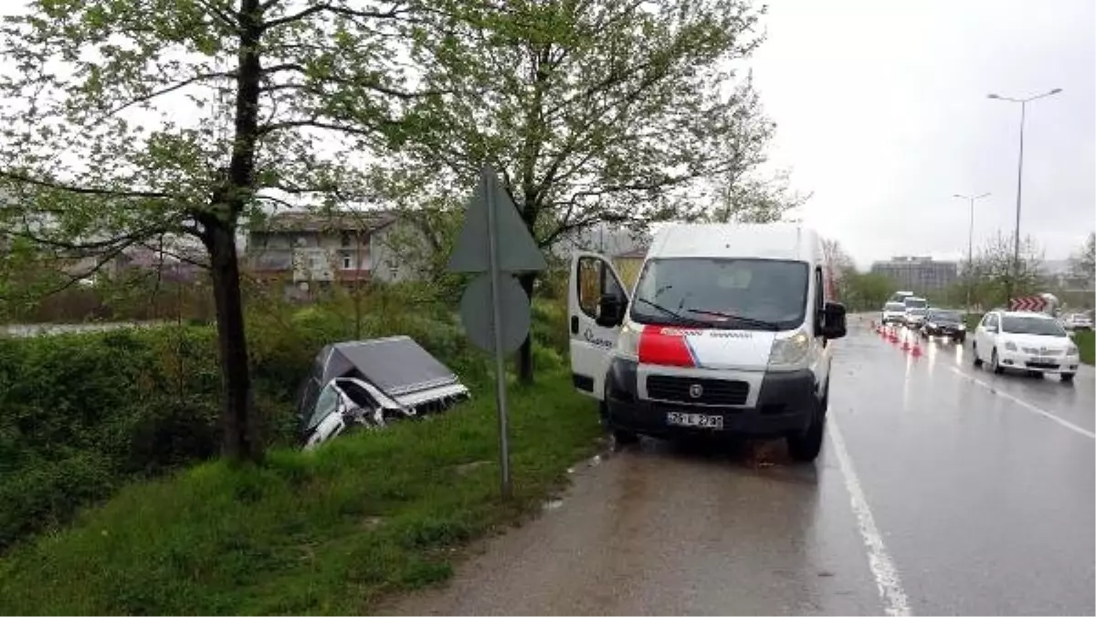 Minibüse Çarpan Kamyonet, Su Kanalına Devrildi: 1 Yaralı