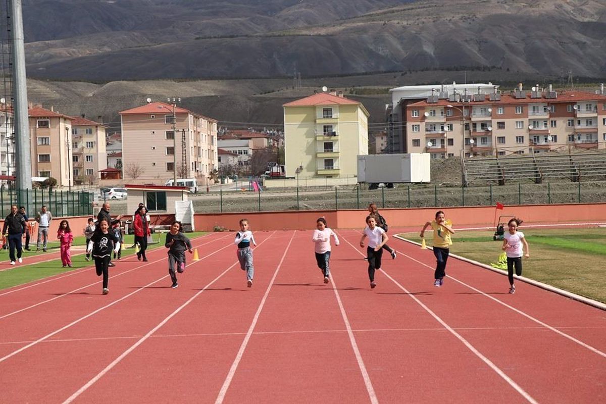 Minik Atletler Birinci Gelebilmek İçin Var Güçleriyle Koştu