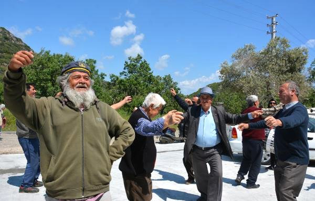 Muhtardan Davullu Zurnalı Teşekkür Yemeği