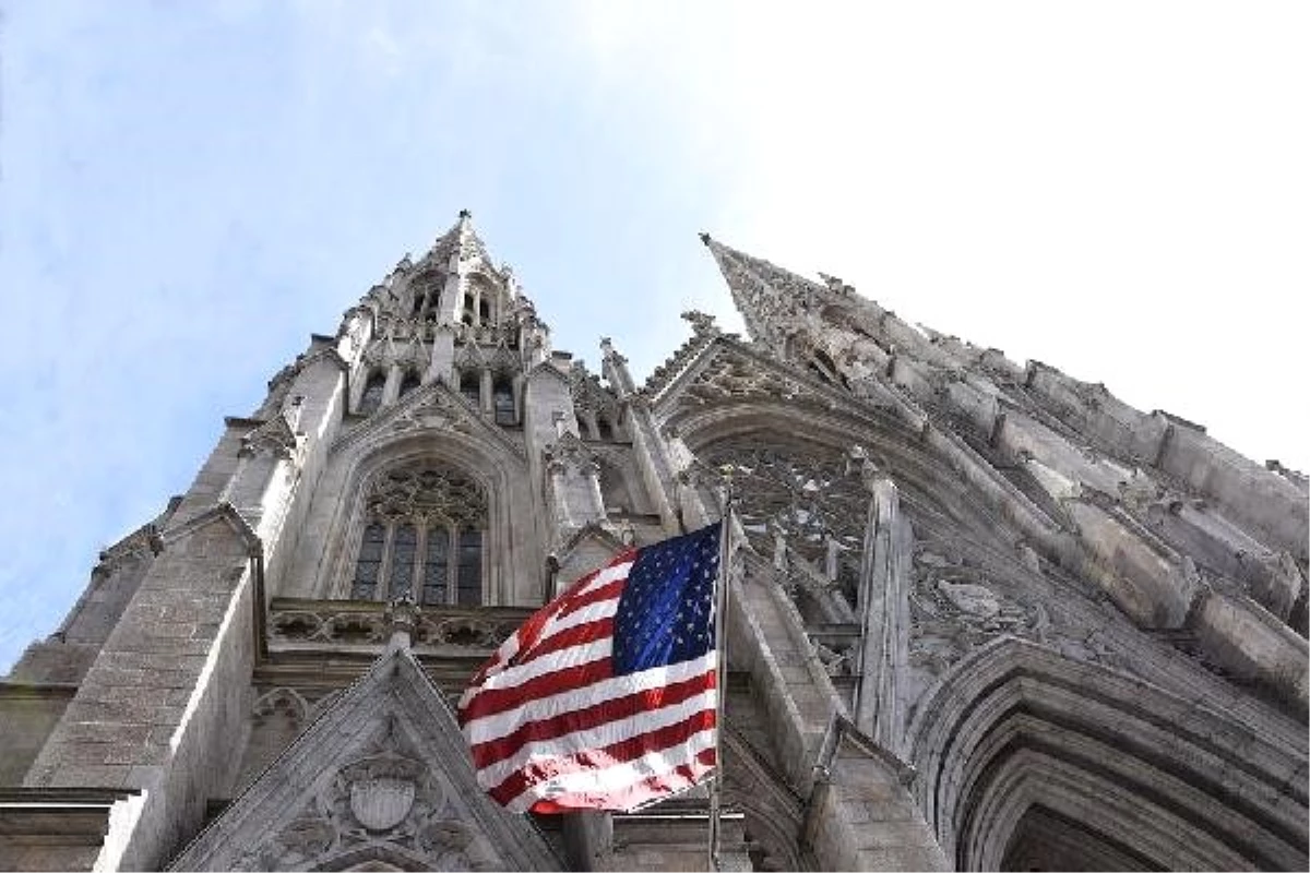New York\'ta Katedrale Benzinle Girmeye Çalışan Adam Gözaltına Alındı