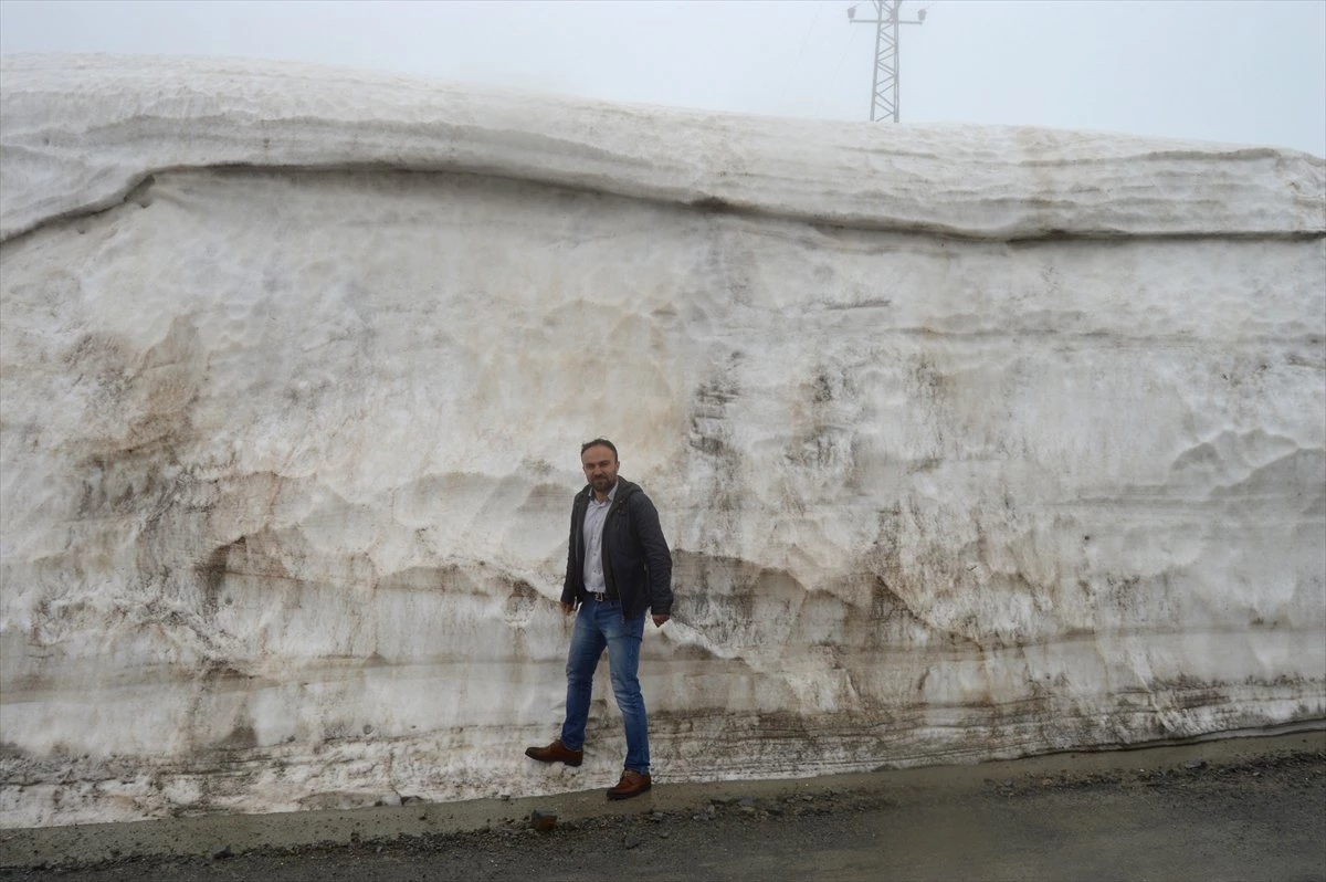 Nisanda Sıngıtur Dağı\'nda Kar Kalınlığı 5 Metreye Ulaştı