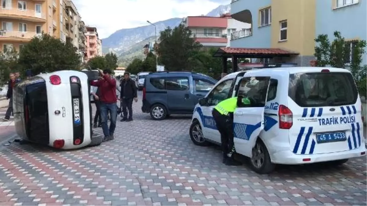 Park Halindeki Hafif Ticari Araca Otomobil Çarptı: 2 Yaralı