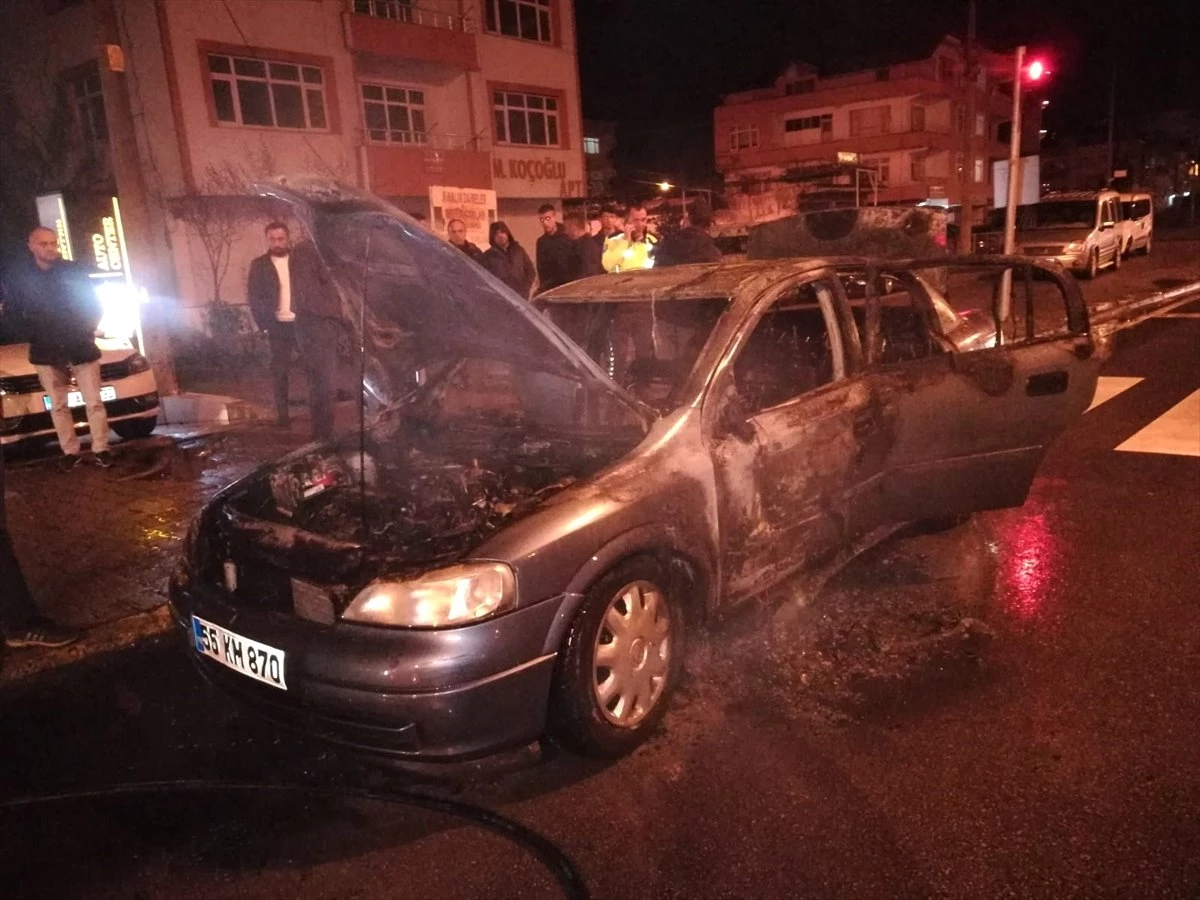 Samsun\'da Hareket Halindeki Otomobil Yandı