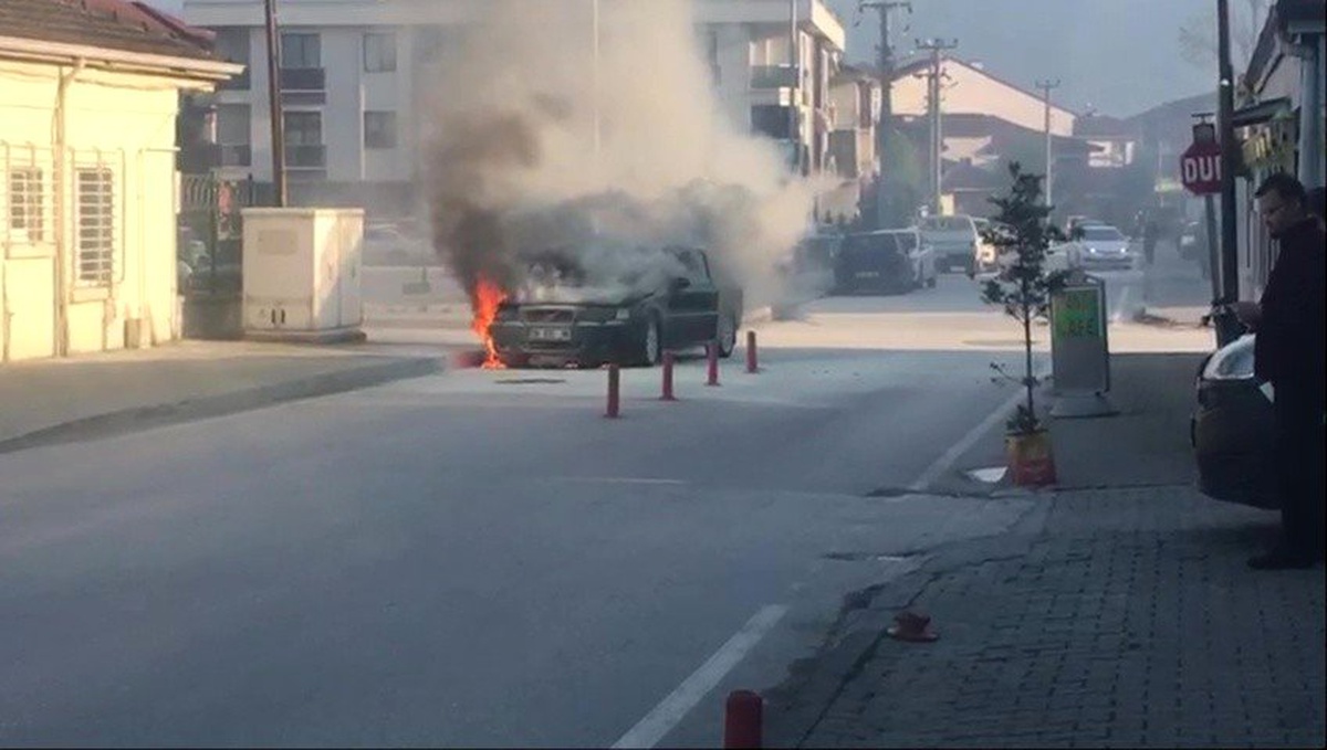 Seyir Halindeki Otomobil Alev Alev Yandı