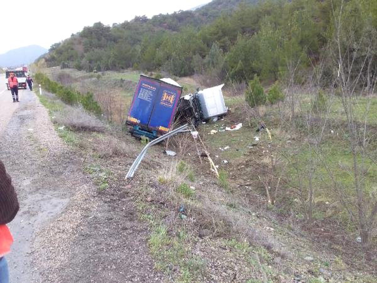 Sinop\'ta Devrilen Tır\'ın Sürücüsü Öldü
