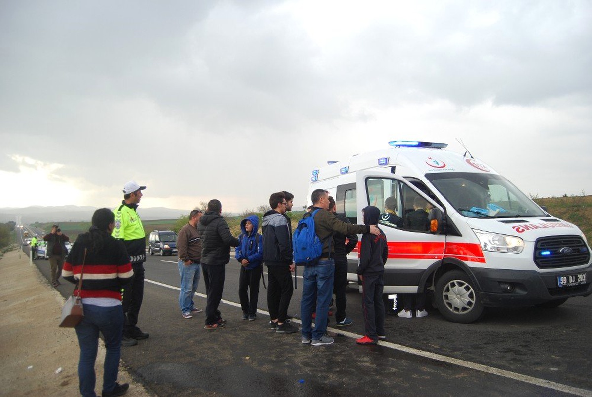 Tekirdağ\'da Öğrenci Servisi Kamyona Çarptı: 15 Yaralı