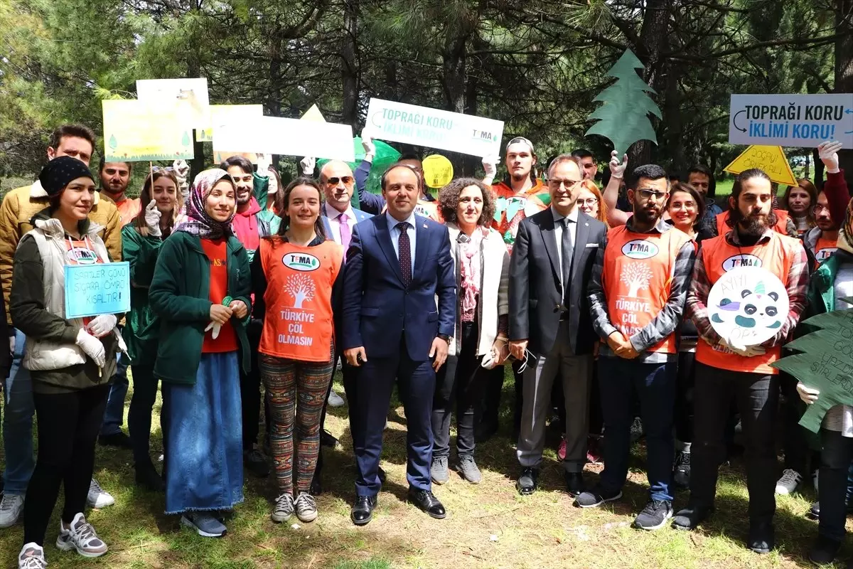 Üniversitelilerden Kampüste Çevre Temizliği