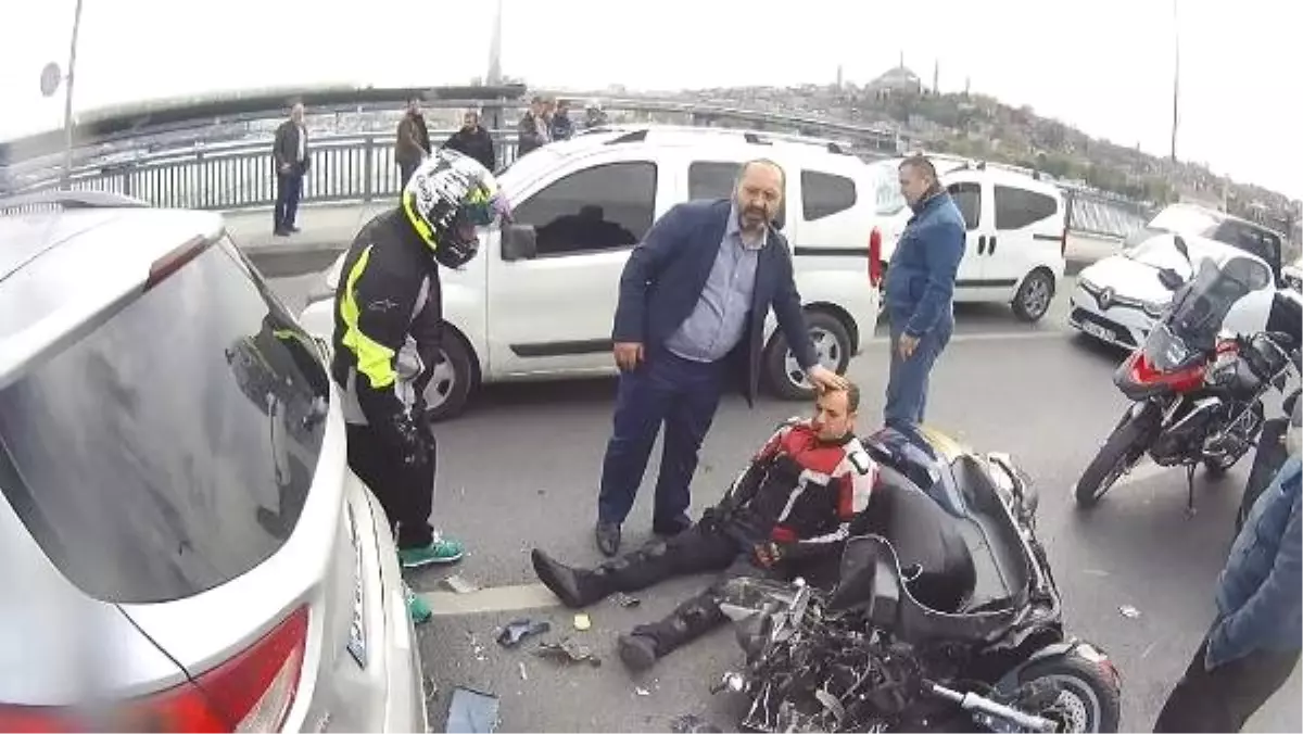 Unkapanıköprüsü\'nde Zincirleme Kaza: Yaralanan Motosiklet Sürücüsü Yolda Yardım Bekledi