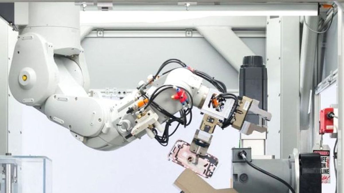 Yılda 1 Milyondan Fazla İphone\'u Parçalayan Dönüşüm Robotu Daisy Nasıl Çalışıyor?