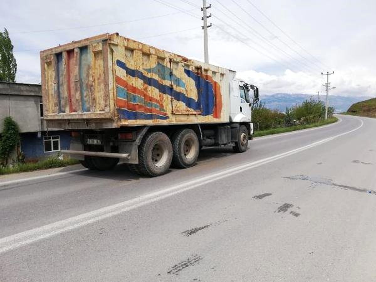 Yolun Karşısına Geçmeye Çalışan 8 Yaşındaki Öğrenciye Kamyon Çarptı