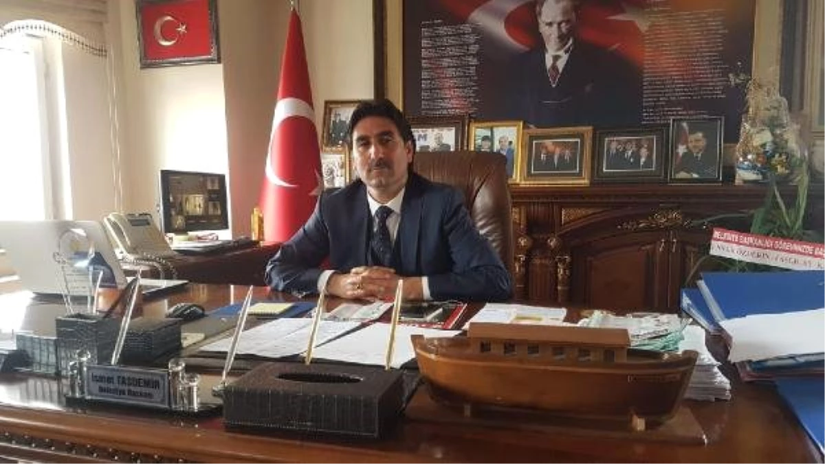 AK Parti\'li Başkan, Borç Listesini Belediye Binasına Astırdı