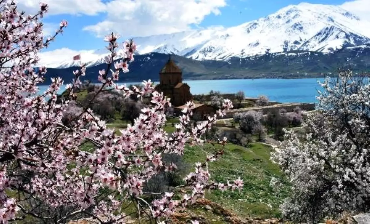 Akdamar Adası\'nda Bahar Güzelliği