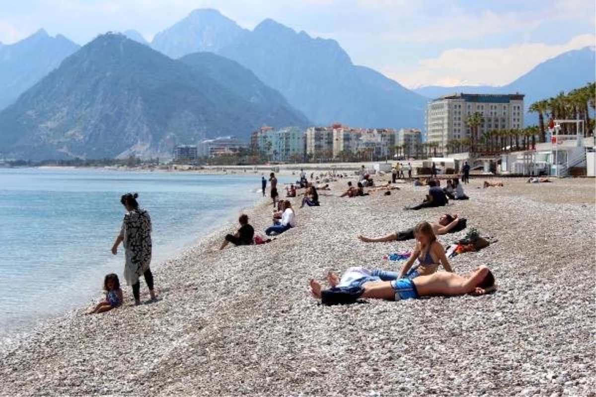 Antalya\'da Güneşli Hava ve Deniz Keyfi