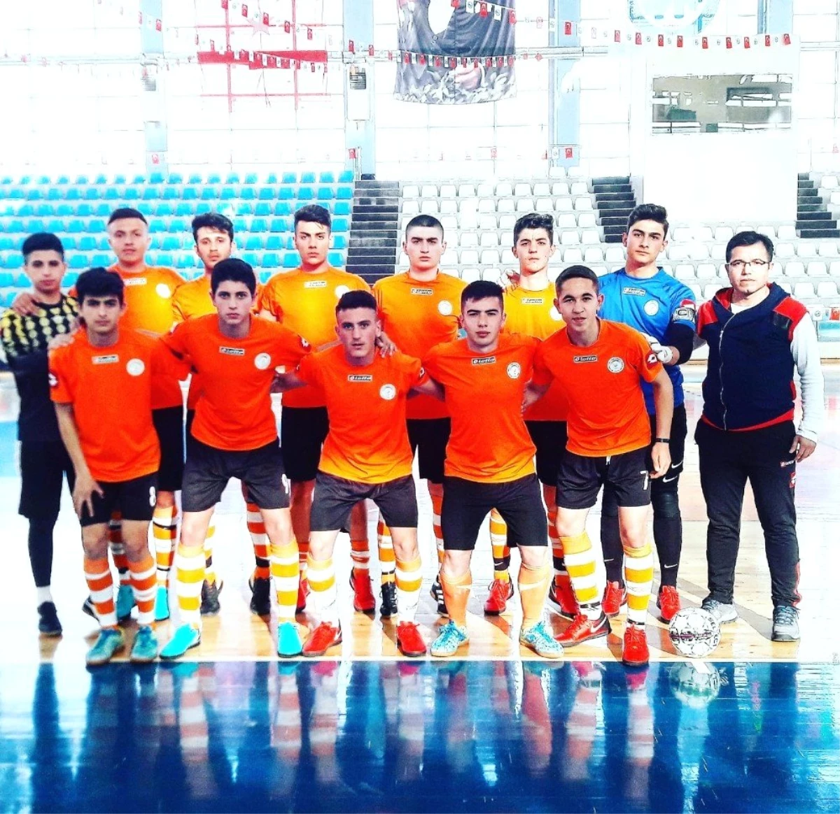 Arif Molu Teknik ve Endüstri Meslek Lisesi Futsal Takımın Gözü Şampiyonlukta