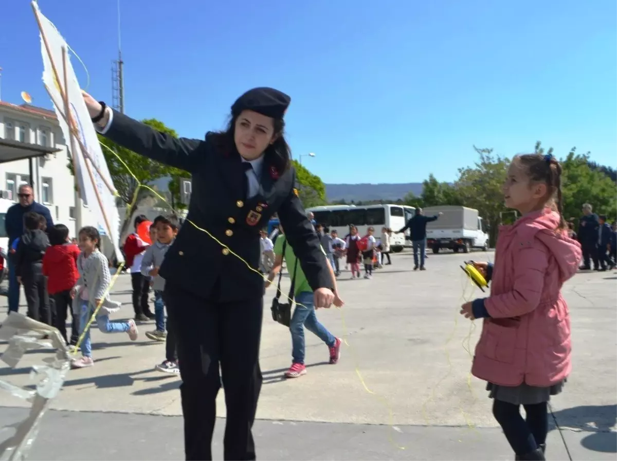 Aydın Jandarması 23 Nisan Öncesi Çocukları Uçurtma Şenliğinde Eğlendirdi