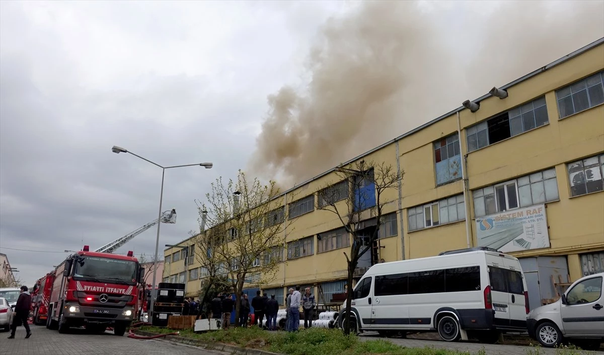 Başakşehir\'de Sanayi Sitesinde Yangın