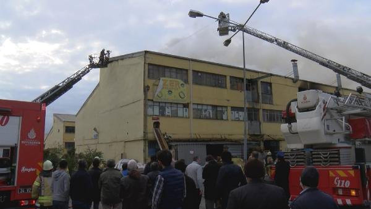 Başakşehir\'de Sanayi Sitesindeki 2 İş Yerinde Yangın Çıktı