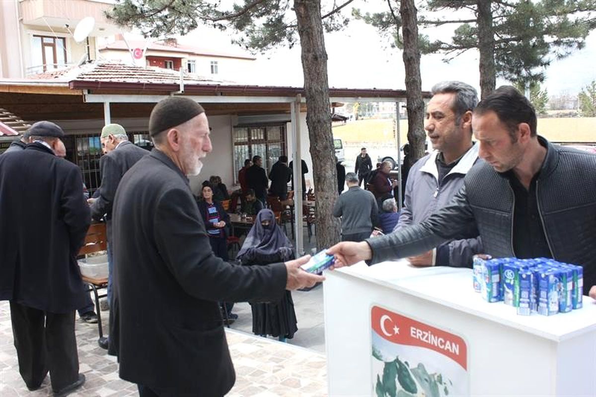 Berat Kandilinde Vatandaşlara Süt Dağıtıldı