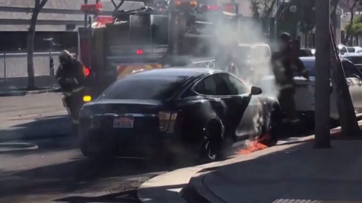 Bir Tesla Model X, Sebepsiz Yere Alevler İçinde Kaldı (Video)