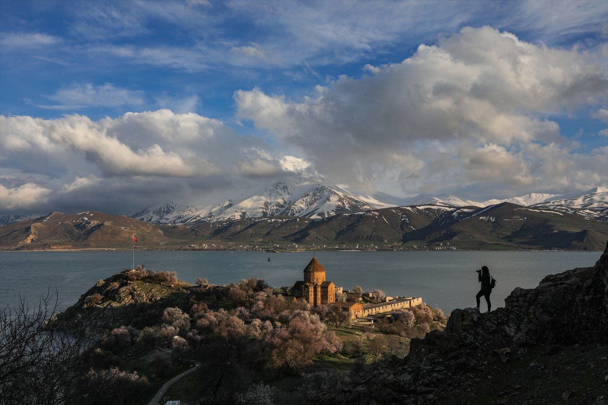 Çiçeklere Bürünen Akdamar Adası Görsel Şölen Sunuyor