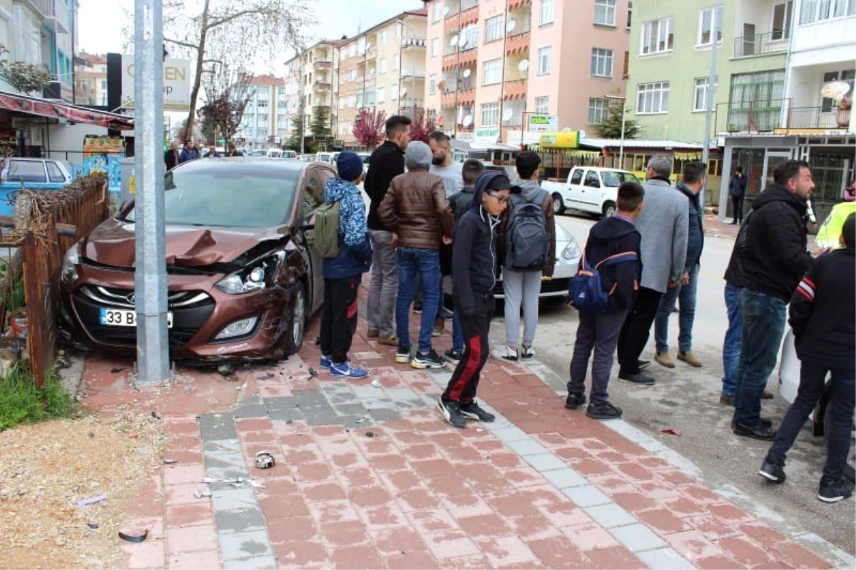 Çocuklara Çarpmak İstemeyen Sürücü Otomobile Çarptı: 2 Yaralı