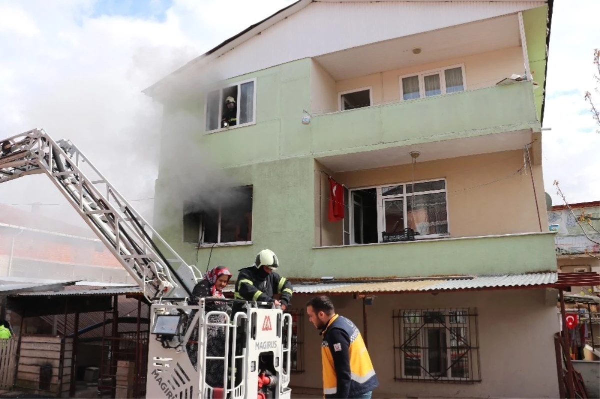 Elektrik Sobasından Çıkan Yangında 4 Kişilik Aile Son Anda Kurtuldu