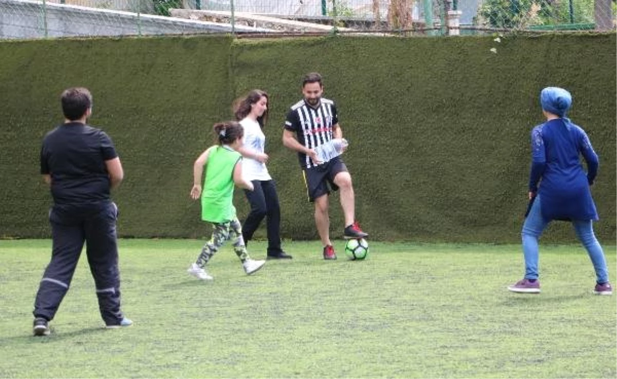 Empati Kurmak İçin Ellerinde Su Bidonlarıyla Futbol Maçına Çıktılar