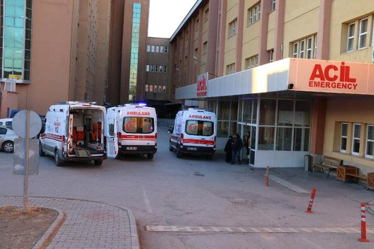 Erzincan\'da 20 Öğrenci, Gıda Zehirlenmesi Şüphesiyle Hastaneye Kaldırıldı