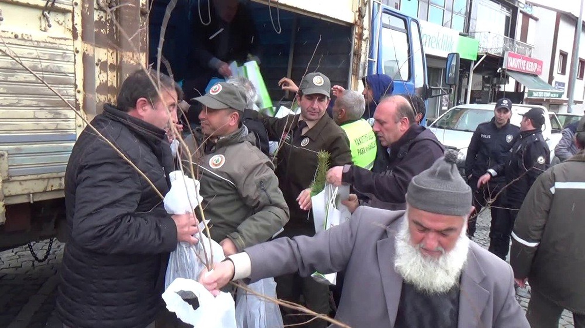 Erzurum\'da Orman Bölge Müdürlüğü Berat Kandili Dolayısıyla Ücretsiz Fidan Dağıtımı Yaptı
