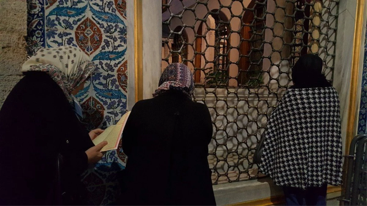 Eyüp Sultan Camii\'nde Berat Kandili Coşkusu