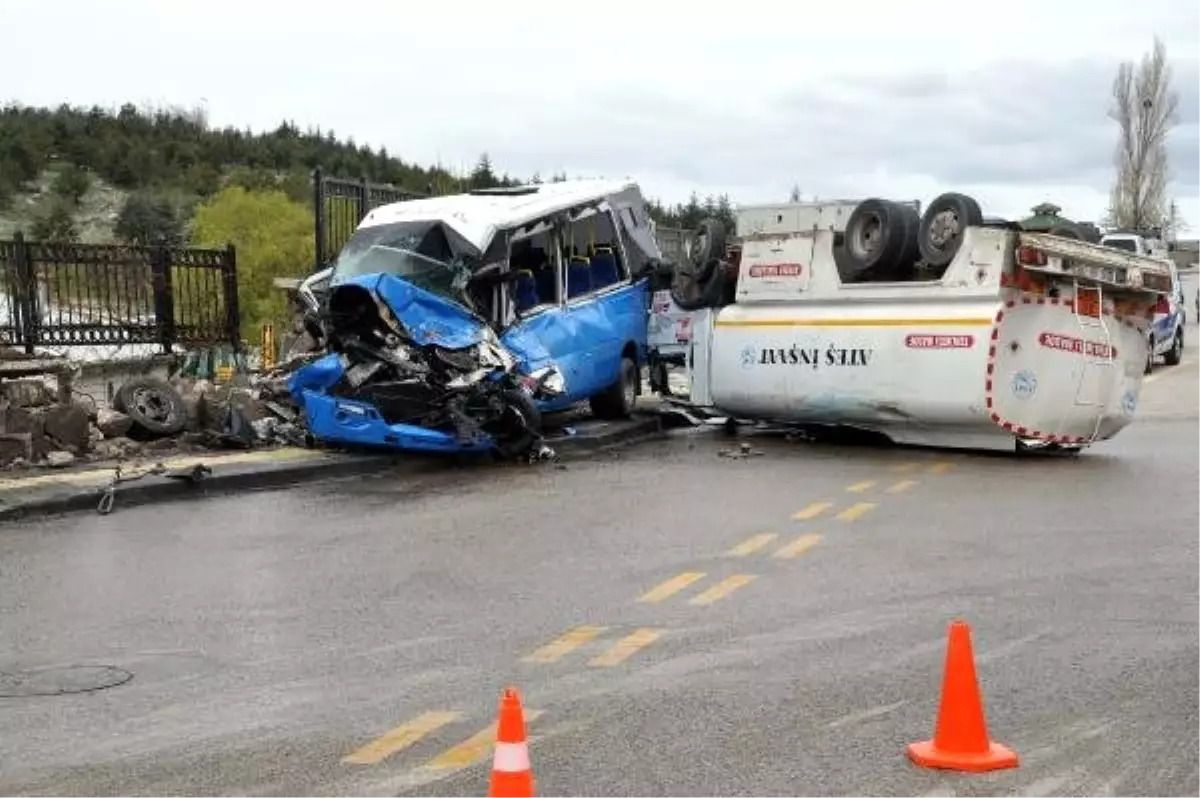 Freni Boşalan Tanker Önce Otomobile Ardından Minibüse Çarptı