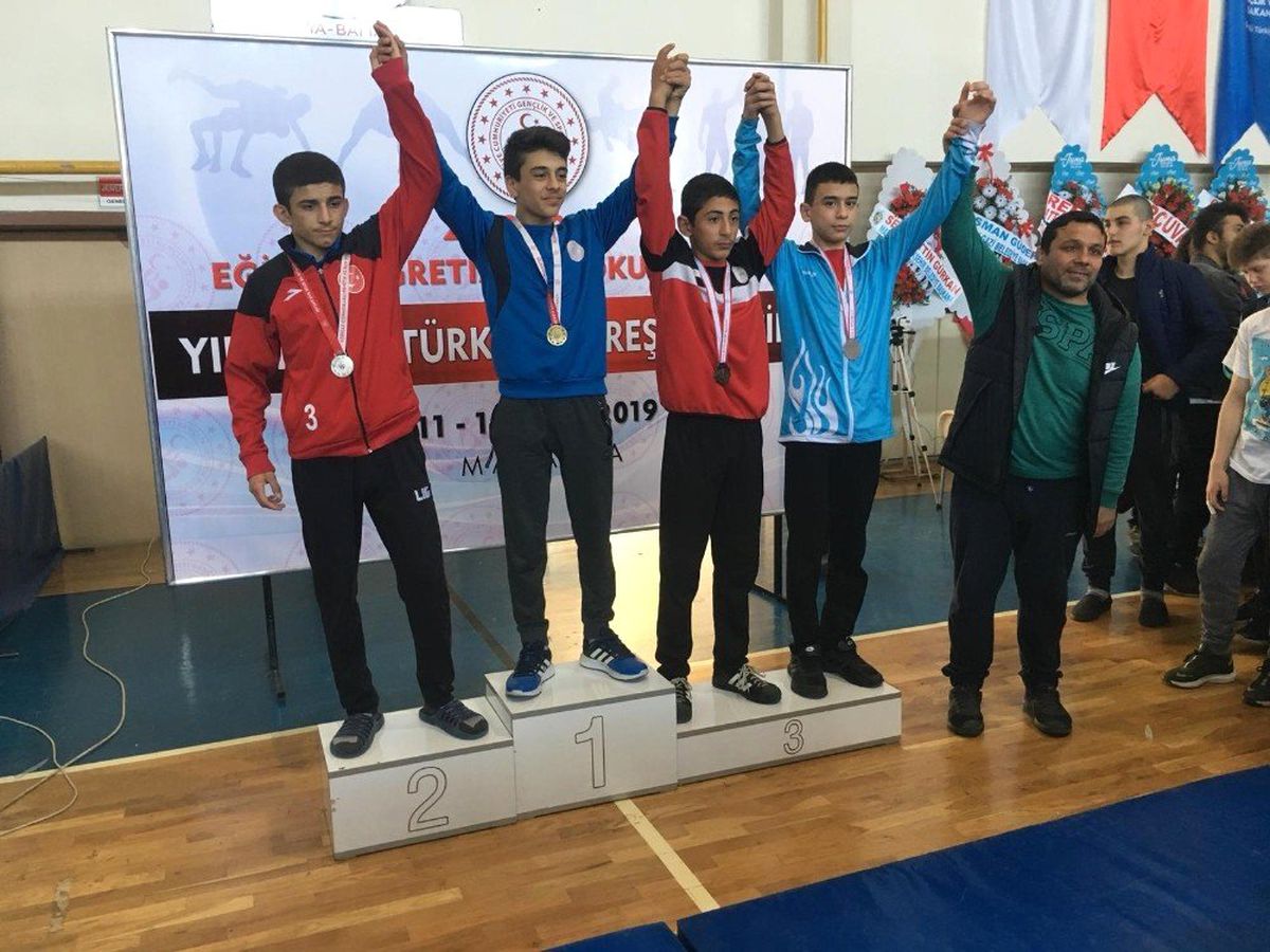 Güreşçiler Malatya\'dan Madalyalarla Döndü