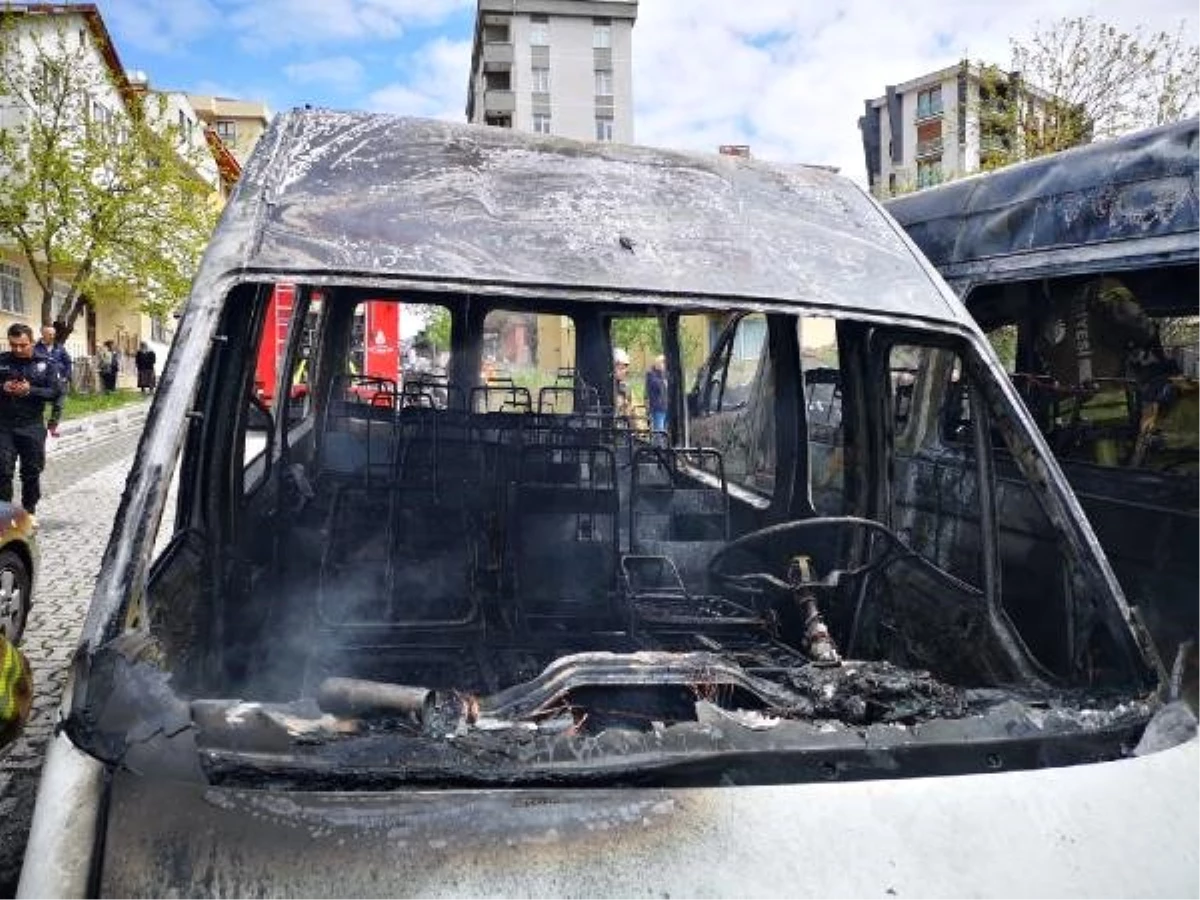 İçerenköy\'de Park Halinde Bulunan İki Servis Aracı ile Bir Otomobilde Yangın