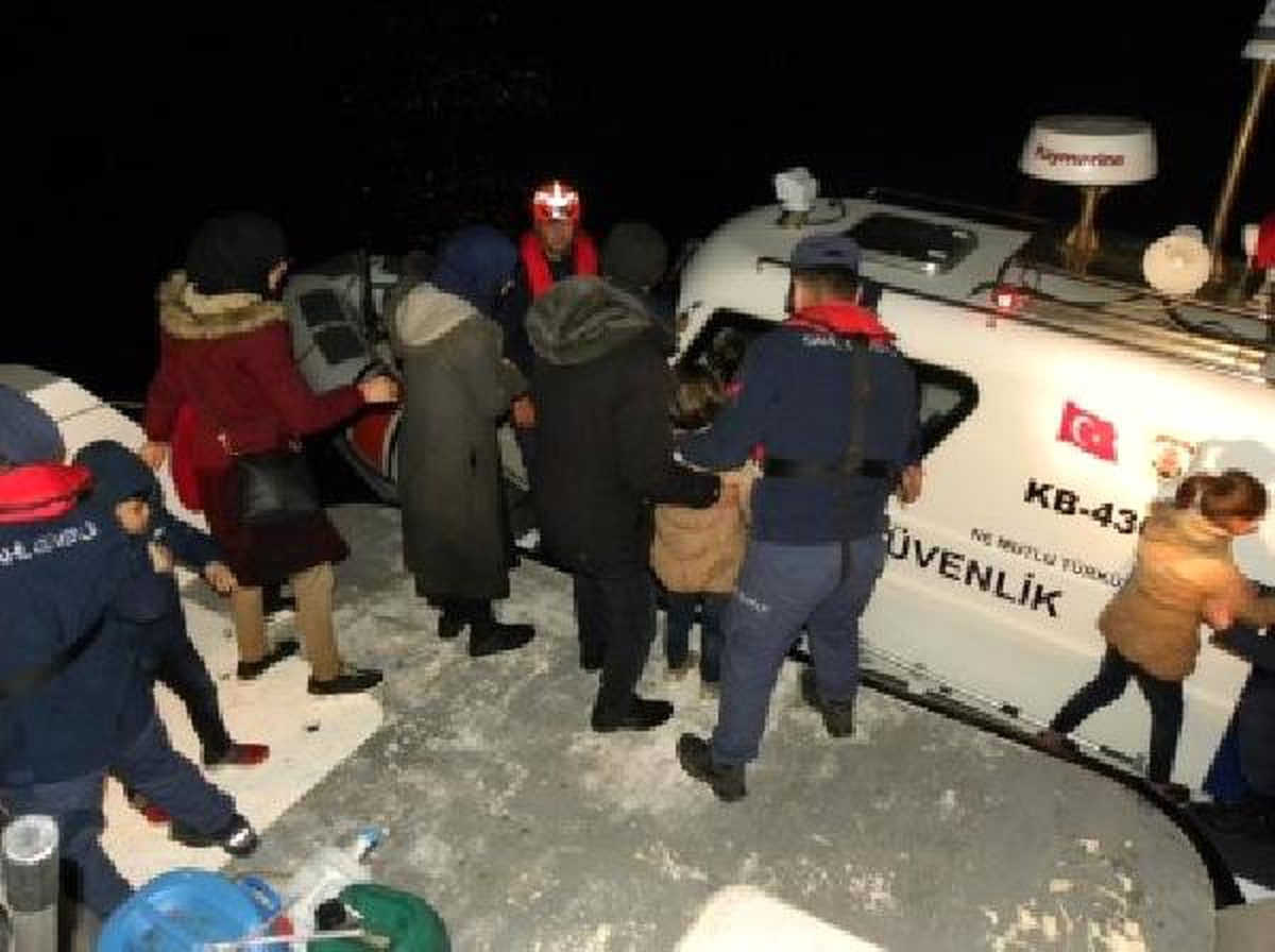 Kaçak Göçmenler, Teknelerinin Motoru Bozulup, Yardım İsteyince Yakalandı