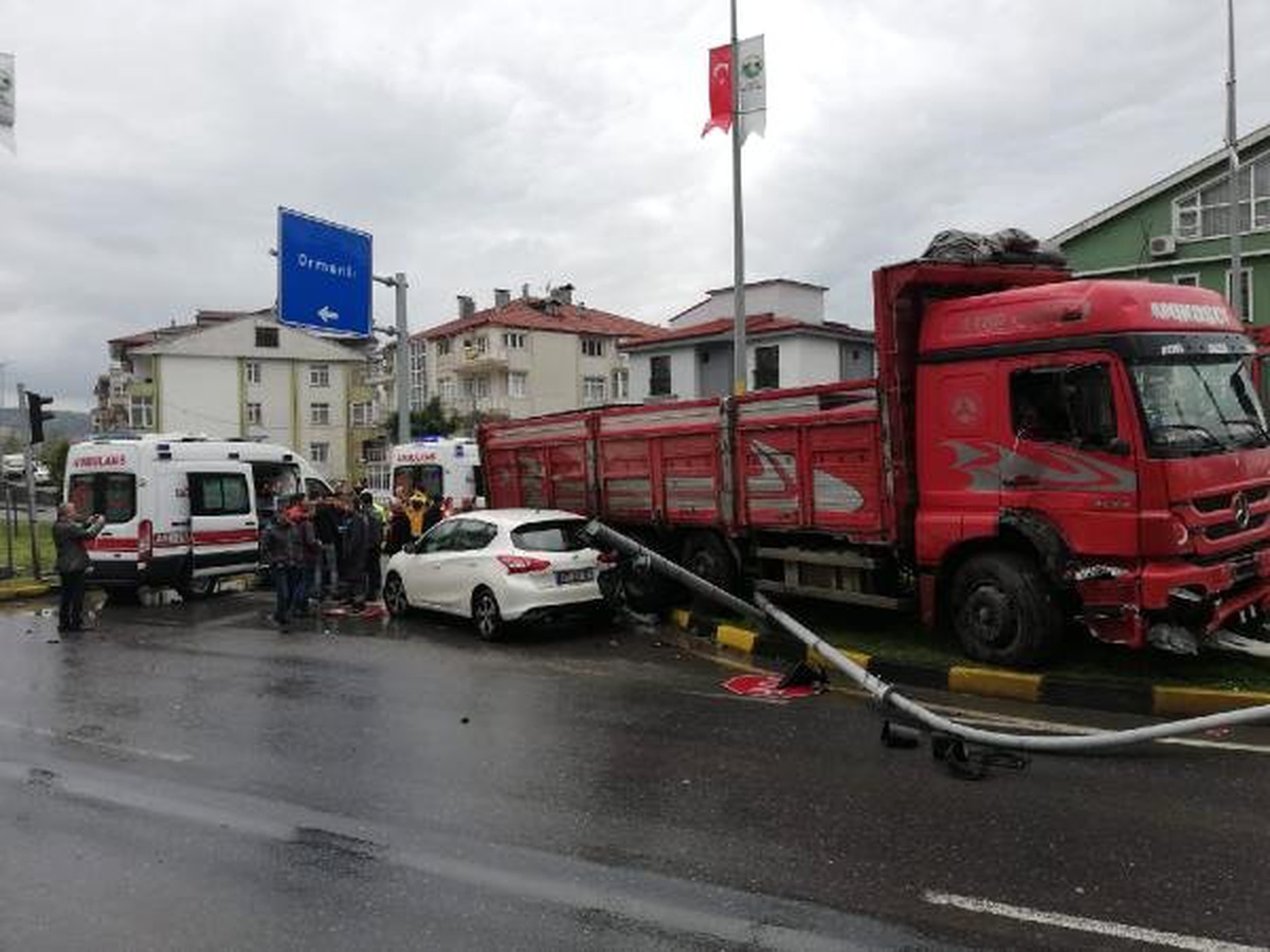 Kamyonun Çarptığı Direkten Düşen Bayrağı, Polis Memuru Aldı