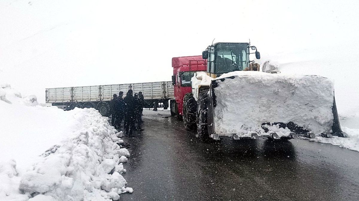 Karda Kayan Tır 3 Bin Rakımlı Katapet Geçidi\'nde Yolu Kapattı